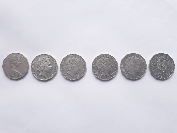 srebrne monety ułożone na stole