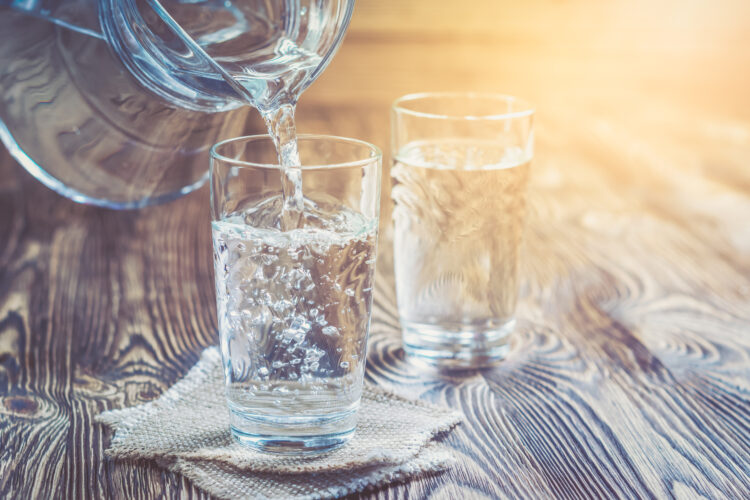 Przefiltrowana woda wlewana do szklanej szklanki
