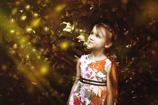 Dziewczynka w sukience w kwiaty