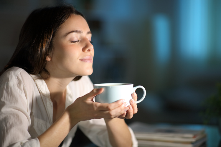 Kobieta pije kawe bezkofeinową