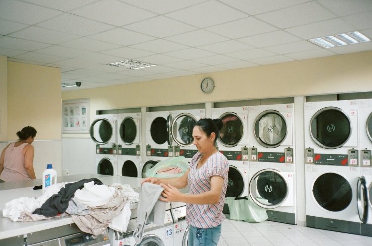 Kobiety w pralni publicznej