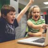 Dzieci na półkoloni graja w gry na laptopie